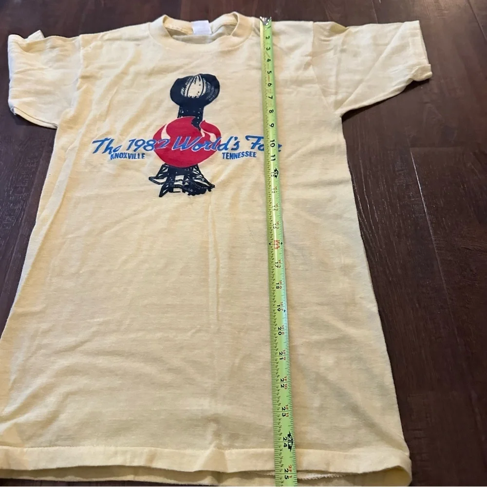 True vintage 1982 World’s Fair Tshirt - Picture 6 of 7